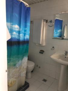 埃拉蒂尼Mistral-Καπος的一间带水槽、卫生间和淋浴的浴室