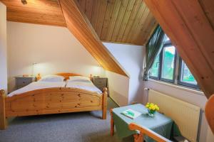 Neujellingsdorf费瑞拉格马戈瑞腾霍夫酒店的一间卧室配有一张木床和一张桌子