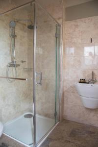 威特尼The Evenlode Hotel的带淋浴和盥洗盆的浴室