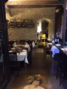Oppido LucanoLa Portella的餐厅内带桌椅的用餐室