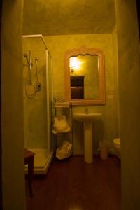 TredozioLocanda Guelfo的一间带水槽和镜子的浴室