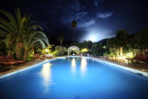奥伊俄贞Domaine de la Roseraie Resort的一座带满月的大型游泳池
