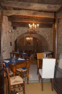 TredozioLocanda Guelfo的一间带桌椅和吊灯的用餐室