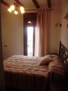 扎哈拉Casa Rural-Apartamento El Lebrillero的一间卧室设有一张大床和窗户