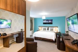 蒂斯河畔斯托克顿艾比菲尔德小屋旅馆的酒店客房设有一张床、一张书桌和一台电视机。