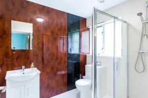 蒂斯河畔斯托克顿艾比菲尔德小屋旅馆的一间带卫生间和玻璃淋浴间的浴室