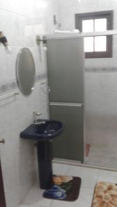 乌鲁瓜亚纳Central 1的浴室设有蓝色的卫生间和水槽。