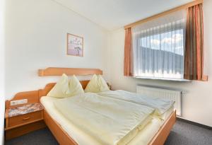 Schöder奈沃特宾馆的一间卧室设有一张大床和窗户