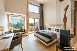 巴特莱辛哈尔Klosterhof – Alpine Hideaway & Spa的一间卧室配有一张床和一张书桌