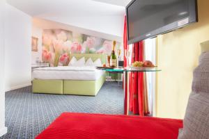 索洛图恩大使酒店的酒店客房,配有床和红色地毯