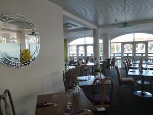 海斯船屋酒店的一间设有桌子和镜子的墙上餐厅