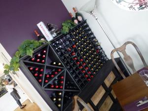 海斯船屋酒店的酒窖里放着一大堆葡萄酒瓶