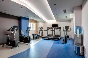 沃罗涅什美居沃罗涅日中心酒店的一间健身房,里面设有跑步机和椭圆机