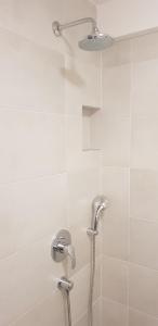 杜布罗夫尼克吉隆旅馆的浴室内配有淋浴和头顶淋浴