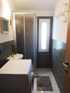 伦诺VILLA AS Campo Marzio的带淋浴和盥洗盆的浴室
