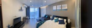 罗勇Beachfront Executive Studio Mae Phim的一间卧室配有一张带蓝色枕头的床