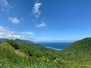 Shuilian锦水山海庄民宿的山坡上可欣赏到海景