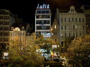 布拉格EA朱莉斯酒店的一座高大的建筑,上面有灯光标志