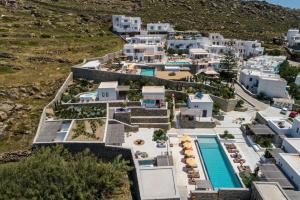 普拉迪斯亚罗斯Mykonos Drops的享有带游泳池的度假村的空中景致
