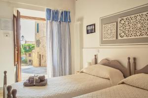 皮恩扎La Lanciotta的一间卧室设有两张床和窗户。