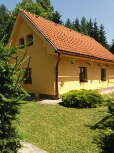 BobrovníkChata Kubko的黄色的房屋,有红色的屋顶
