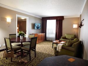 埃德蒙顿怀特瓦斯科纳酒店的酒店客房设有桌子和客厅。