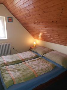 BobrovníkChata Kubko的卧室设有两张床铺和木制天花板
