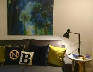 圣欧班Beautiful 1BR Apartment in Historic St Aubin House的客厅配有沙发、枕头和台灯