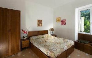 阿纳卡普里安吉里德住宿加早餐旅馆的一间卧室设有一张大床和一个窗户。