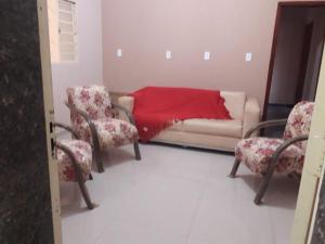 卡舒埃拉保利斯塔Santa Helena Pousada的客厅配有一张沙发,上面有红毯