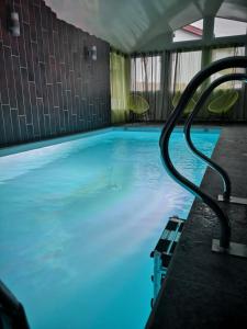 UrepelHôtel/Restaurant C'Vall的大楼内的一个蓝色海水游泳池