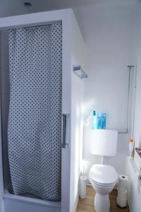卢森堡rooms lux city的一间带卫生间和玻璃淋浴间的浴室
