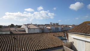 圣马丹德雷La terrasse sur les toits的从建筑屋顶上可欣赏到城市美景