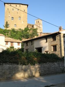 BielCasa Rural Las Lezas的一座建筑,后面是一座大型城堡
