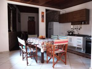 莫罗圣保罗neapolis的厨房配有桌椅和冰箱。