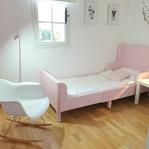 佩罗勒Bastide Philomen的一间小卧室,配有一张床和一把椅子