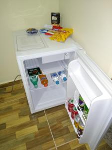 卡舒埃拉保利斯塔Pousada Renascer II的小型白色冰箱,门打开