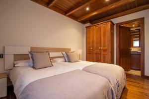 巴奎伊拉-贝莱特ADELAIDA de Alma de Nieve的卧室配有一张白色大床