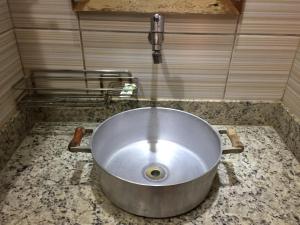 Pôrto旧金山庄园宾馆的浴室的台面上有一个大型金属水槽