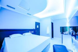 布卢梅瑙Amy Motel的蓝色客房 - 带床和椅子