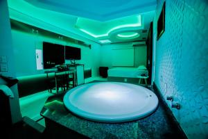 布卢梅瑙Amy Motel的一间位于客房内的带大型白色浴缸的浴室