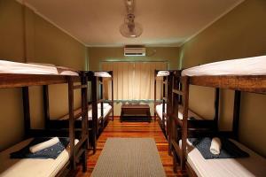 西必洛塞皮洛克自然旅馆的一间设有一排双层床的房间