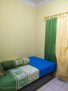 不拉士打宜Villa Berastagi Highland No 8-i的小房间设有一张床和淋浴