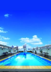 新加坡YMCA One Orchard的大楼屋顶上的大型游泳池