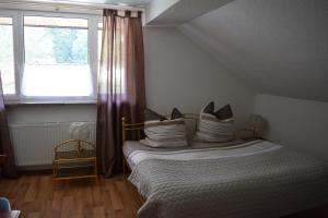 AlbrechtsBergbaude Albrechts的卧室配有带枕头的床铺和窗户。