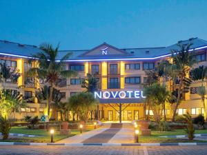 科托努科托努奥里萨诺富特酒店的带有新酒店读取标志的酒店