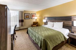 Quality Inn & Suites客房内的一张或多张床位