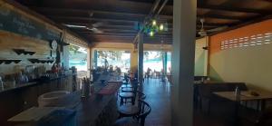 高龙撒冷岛姆派湾邦德旅馆的餐厅设有一排桌椅