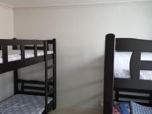大邱曼娜青年旅舍的墙上的房间里设有两张双层床