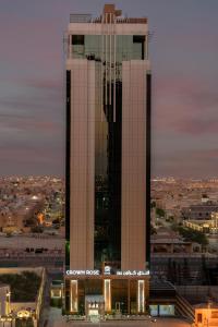 利雅德Crown Rose AlSahafa Hotel的一座城市中拥有两座塔楼的大型建筑
